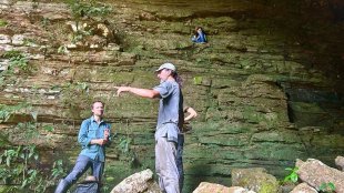 Con el Director Orlando von Einsiedel planeando una secuencia en la Cueva de los Guacharos en Araracuara, selva amazonica colombiana.