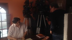 Durante el rodaje de NARCOS, con el Director Guillermo Navarro, y el actor brasileño Wagner Moura personificando a Pablo Escobar